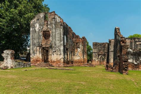 Wat Lat Klang: Một Biểu Tượng Lịch Sử Và Nghệ Thuật Trong Trái Tim Lopburi!